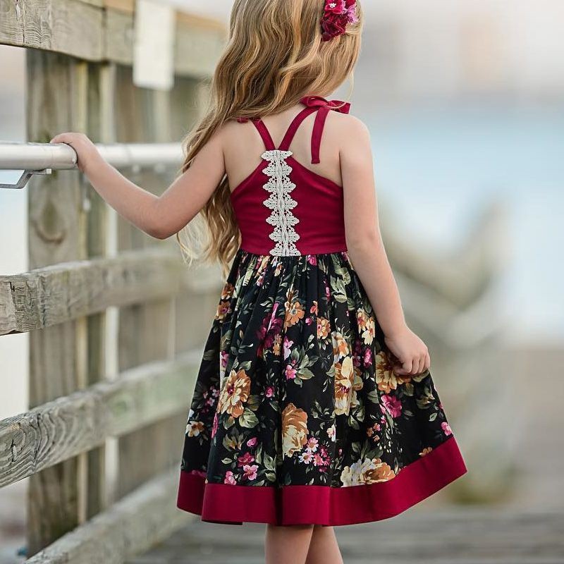 Đầm yếm phối họa tiết bông hoa dễ thương cho bé gái