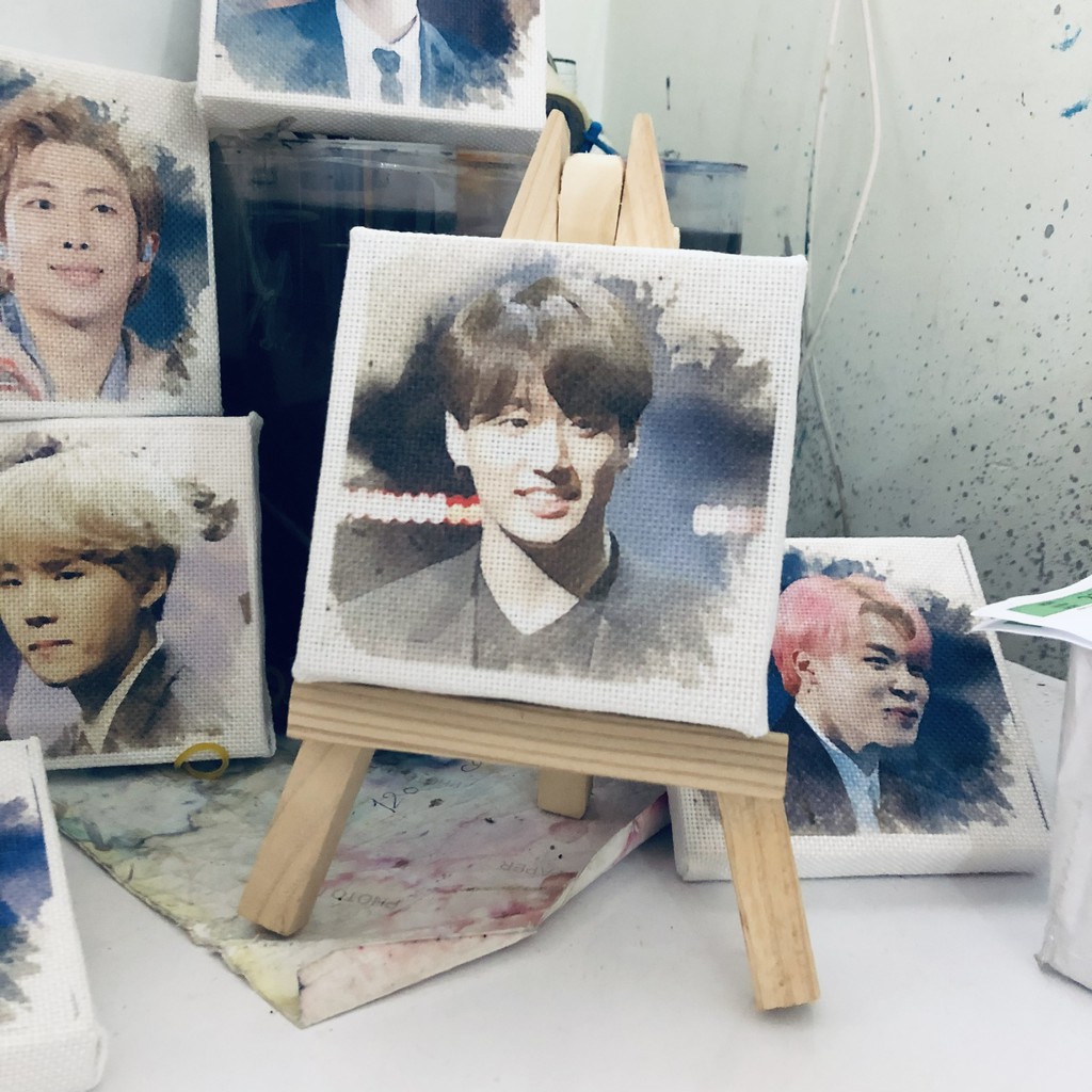 Tranh canvas BTS 10x10cm trang trí kèm giá gỗ 7 thành viên Jin, Jimin, Suga, Jungkook, V, Jhope, RM