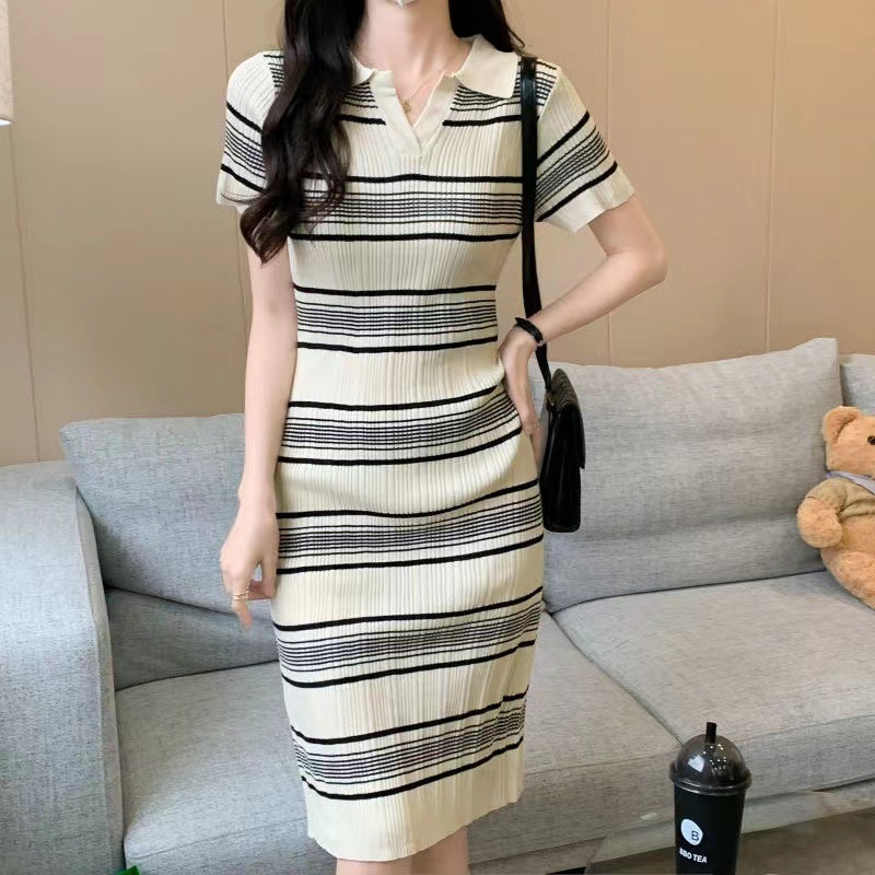 Váy body dáng dài cổ đức họa tiết kẻ sọc tôn dáng và chiều cao,ôm body quyến rũ với 2 màu kẻ đen, kẻ be dưới 63kg