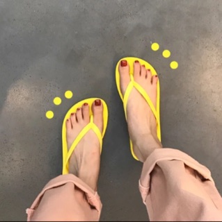 Dép lê xỏ ngón màu vàng