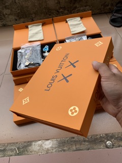 Bộ quà tặng: Ốp LV + móc khoá KAWS fullbox