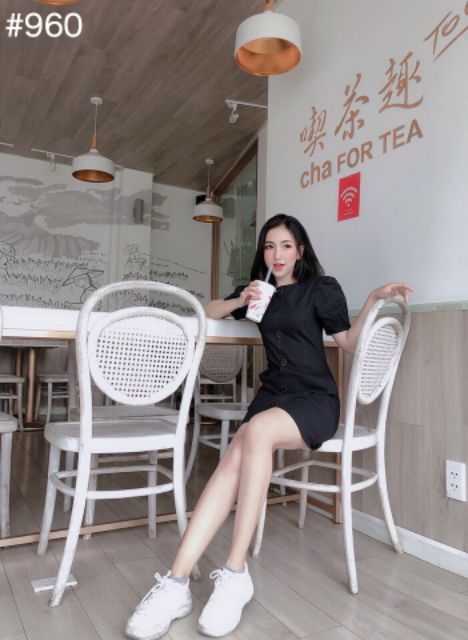 Đầm tay phồng đính nút đơn giản thanh lịch