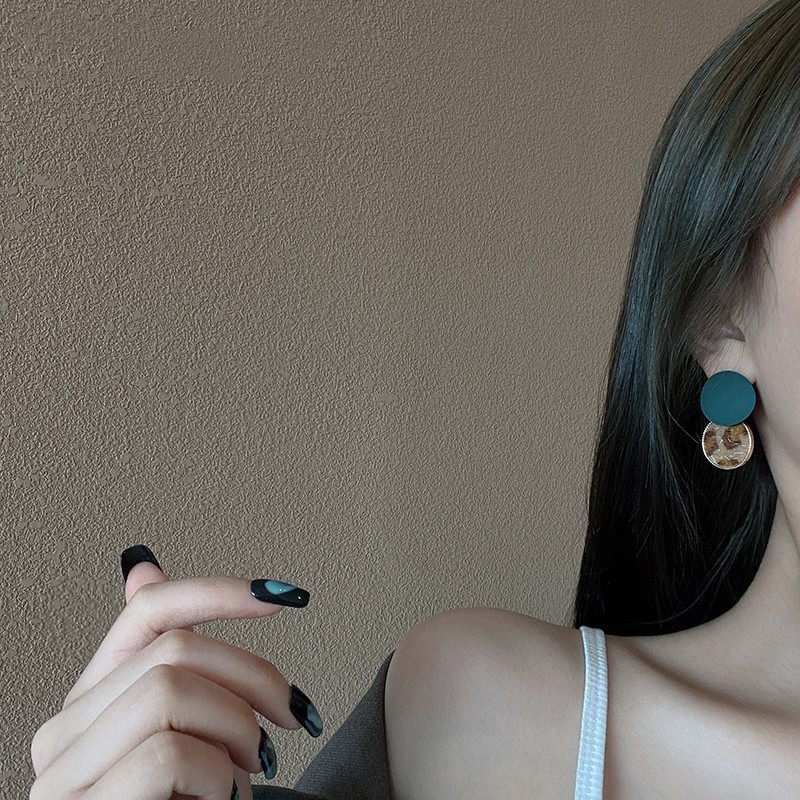 Bông tai họa tiết hoa báo cá tính cho các bạn trẻ trung năng động