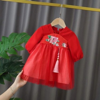 Váy đỏ cổ tim thêu hoa hồng