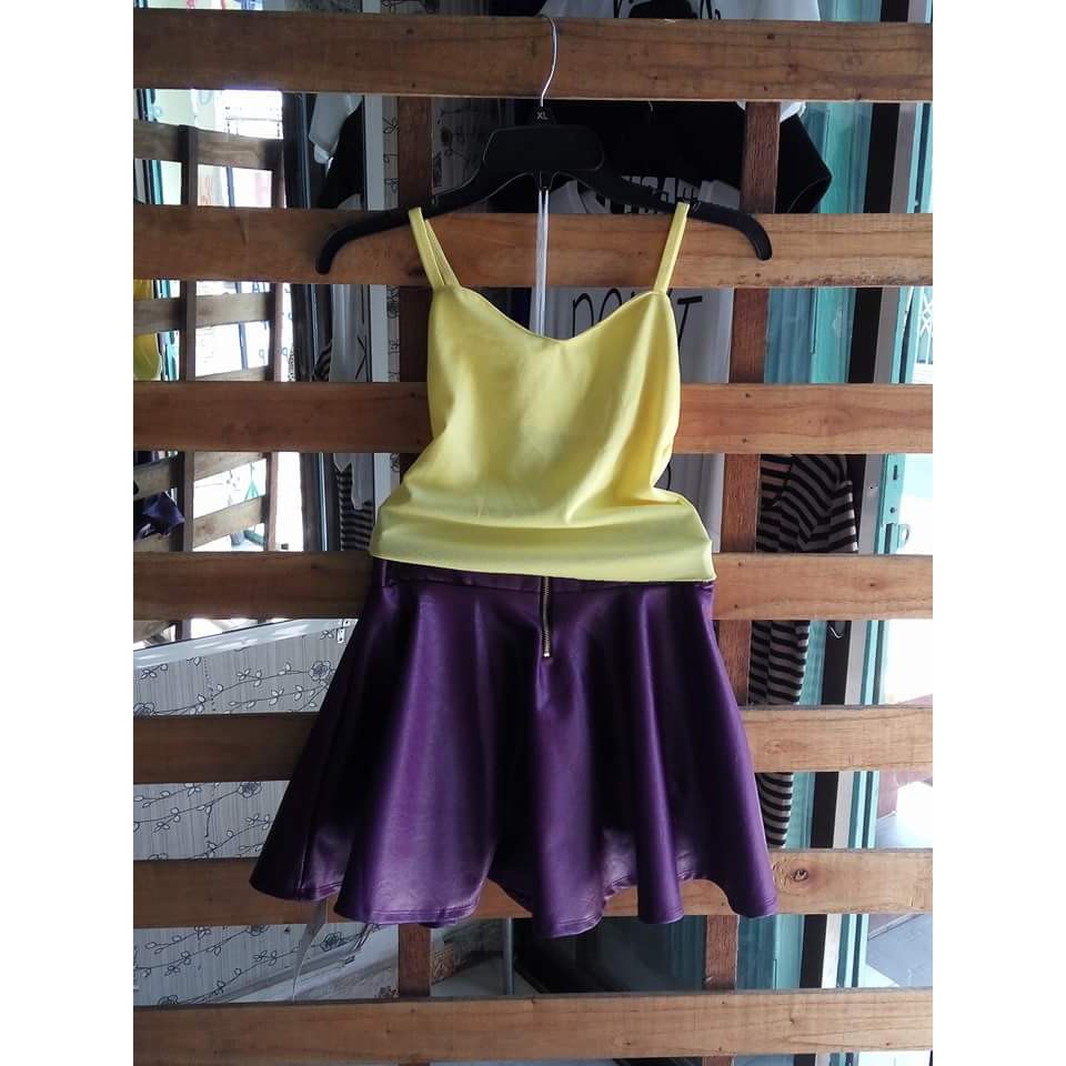 áo croptop hai dây và váy giả da xòe