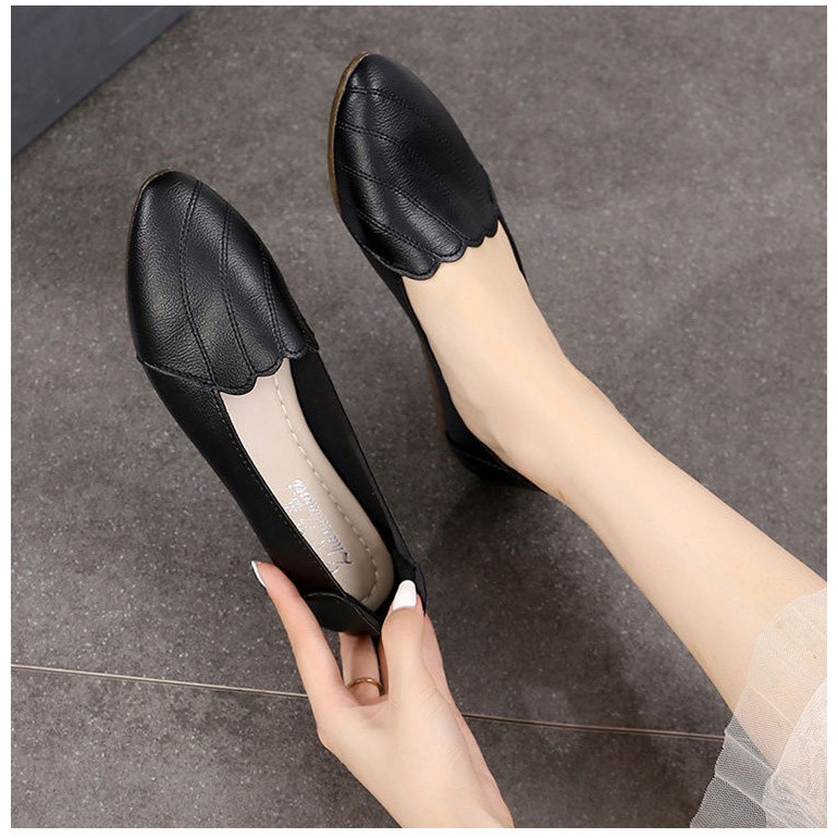 Giày lười nữ da mềm mũi tròn đế bệt cao 2cm đen kem