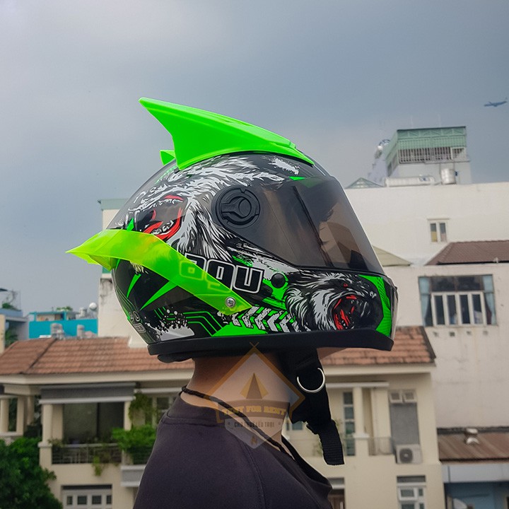 Đuôi lướt gió gắn mũ bảo hiểm ngăn mưa rơi xuống gáy  khách chọn màu