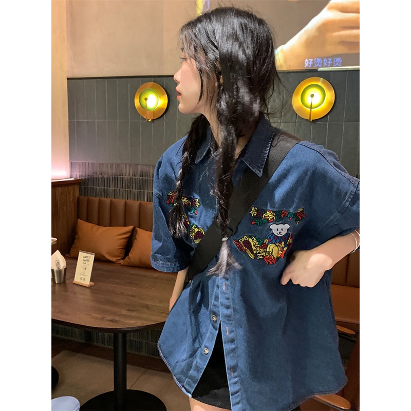 Áo Sơ Mi Denim Tay Ngắn Dáng Rộng Thêu Hình Gấu Phong Cách Hong Kong Cho Nữ