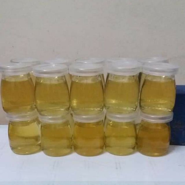 Tinh dầu dừa nguyên chất 100% với nhiều công dụng như: dưỡng môi, mi, tóc, dưỡng da, trị hăm trẻ sơ sinh, trị rạn da....
