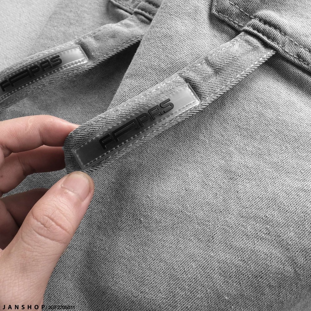 Quần Jogger lưng thun có dây rút thoải mái, tag treo logo sang trọng, lai bo giúp chàng ăn gian chiều cao