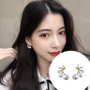 Bông tai hình ngọc trai nhân tạo tua tròn cánh hoa