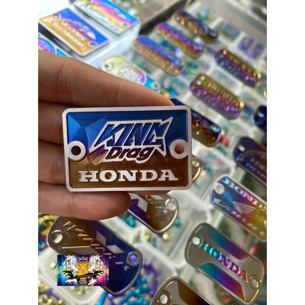 LOGO TITAN GẮN NẮP BÌNH DẦU TAY THẮNG XE WAVE , HD, SIRUS, YAMAHA , VARIO, SONIC, WINER, EX