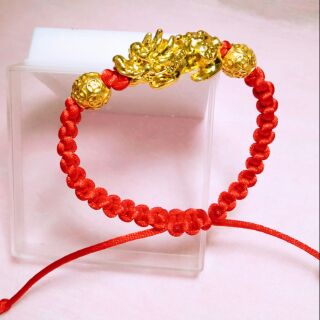 Vòng tỳ hưu thắt dây may mắn.