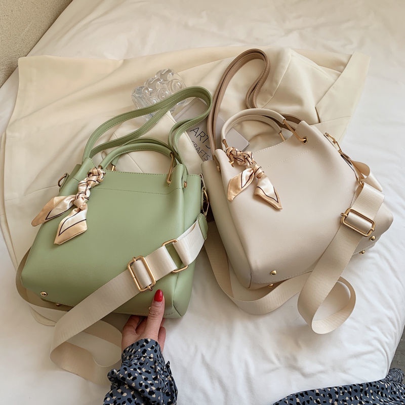 Túi đeo chéo IELGY hình xô bằng da PU phối lụa thiết kế đơn giản thời trang dễ phối đồ