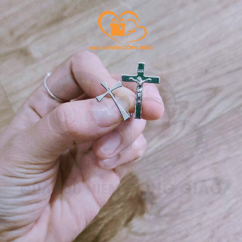 Cài áo hình Thánh giá chất liệu kim loại