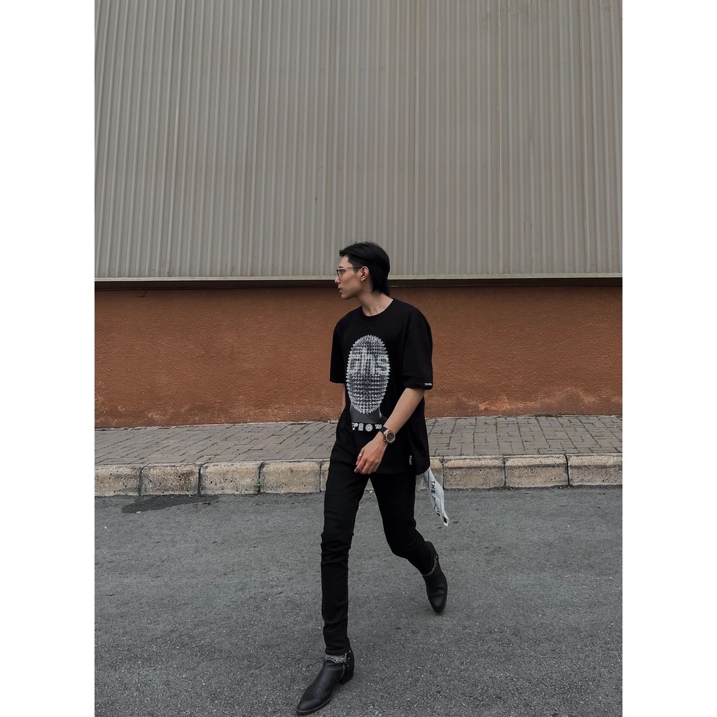 Áo Thun Unisex TeeHolic Mặt Người Kim Loại Đen Trắng - THS