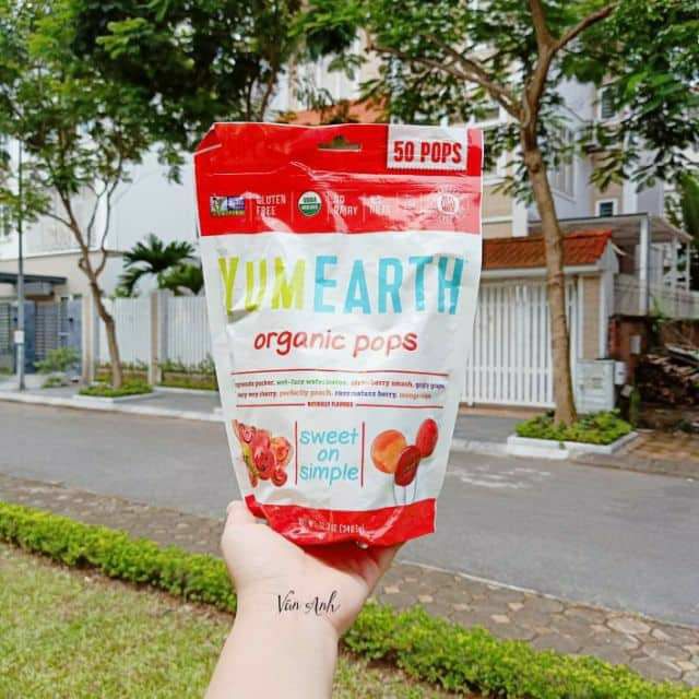 [Yum Earth] Kẹo mút hữu cơ gói 40 que cho bé ăn vặt từ 1 tuổi