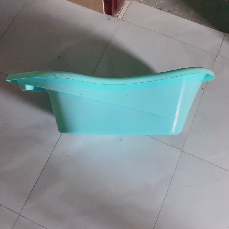 Chậu tắm bé nhựa màu xanh used
