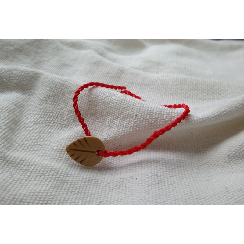 Vòng chỉ đỏ gắn lá gỗ handmade