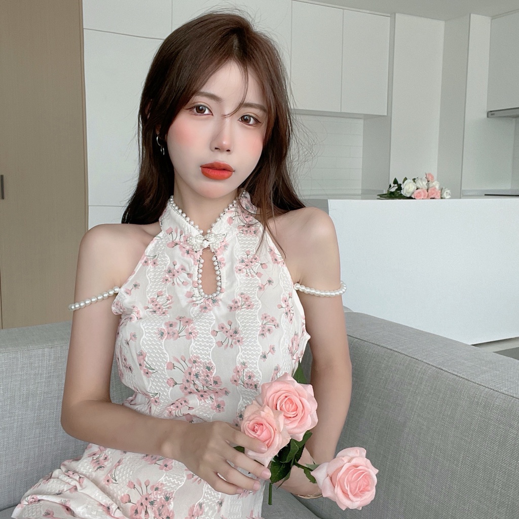 Sườn xám ngắn cách tân trẻ trung dây trễ trân châu trắng hoa ren tinh tế