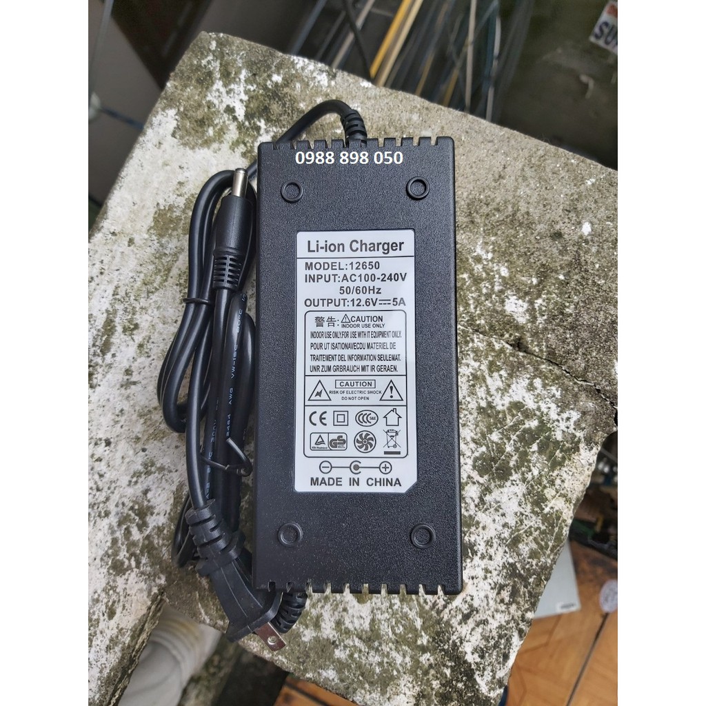 BÁN Cục sạc 12.6v 5a dùng cho pin Li-ion 10.8V 11.1V 12V có quạt và đèn báo đầy
