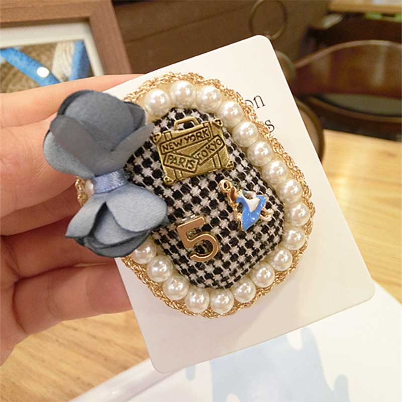 Ghim cài áo 5 đầu hoa trà đính ngọc trai sang trọng