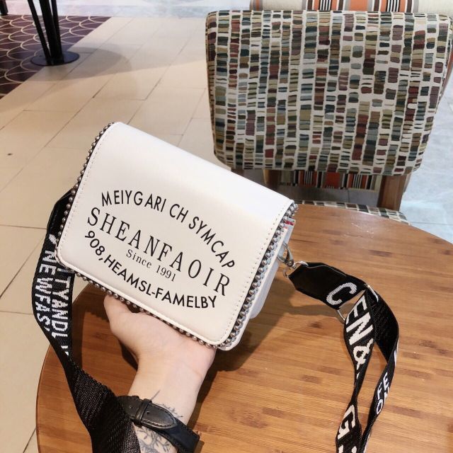 👜👜 TÚI HỘP CHỮ DÂY ĐEO BẢNG CHỮ SIÊU TRUẤT NHA . Da PU siêu đẹp
⚜ Size 20cm - hàng QC
________________________________