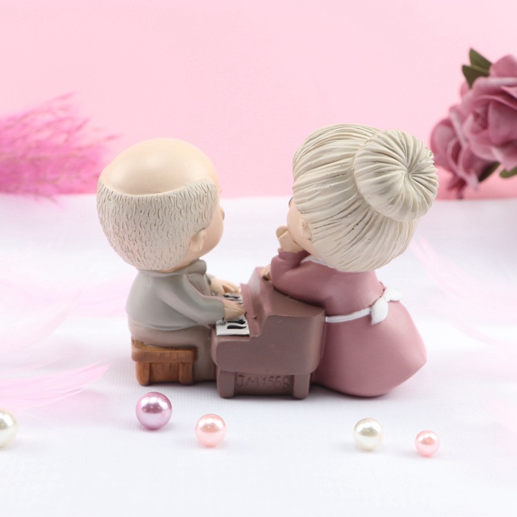 Mô hình 2 ông bà đan len, che ô đánh đàn, chất liệu PVC biểu tượng hạnh phúc trang trí quà tặng kỉ niệm-Ráp