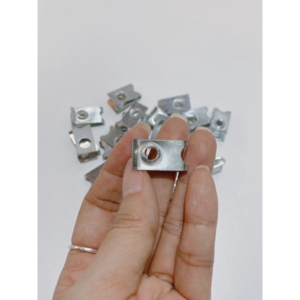 Pát kẹp 6li răng nhuyễn dài 2.4cm ngang 1.4cm màu trắng