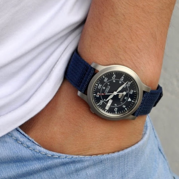 Đồng Hồ Nam Seiko 5 quân đội SNK807K2S - Máy cơ - Dây Nato Xanh lam - Mặt Xanh , chống nước , bảo hành chính hãng