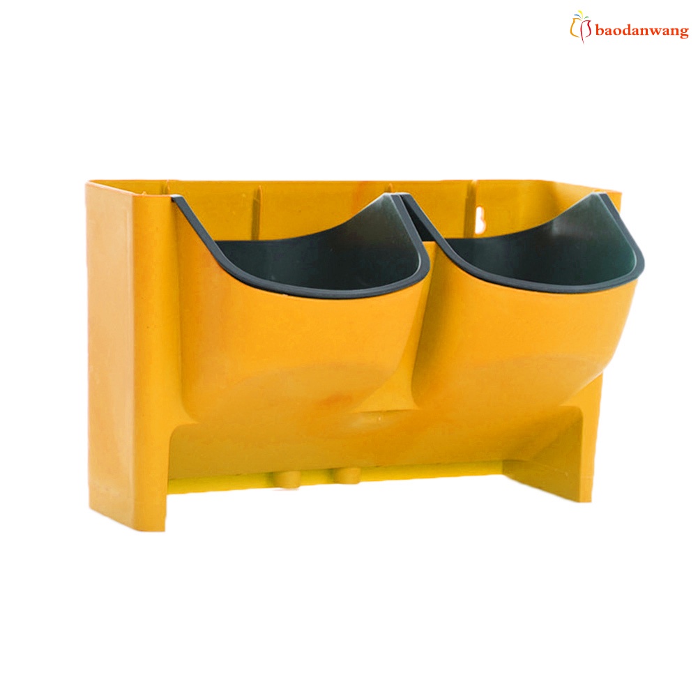 Chậu hoa treo tường tự tưới nước tiện dụng