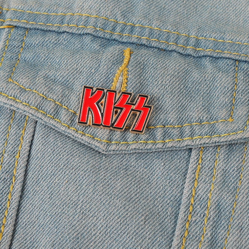 Ghim cài áo QIHE JEWELRY hình chữ KISS tráng men