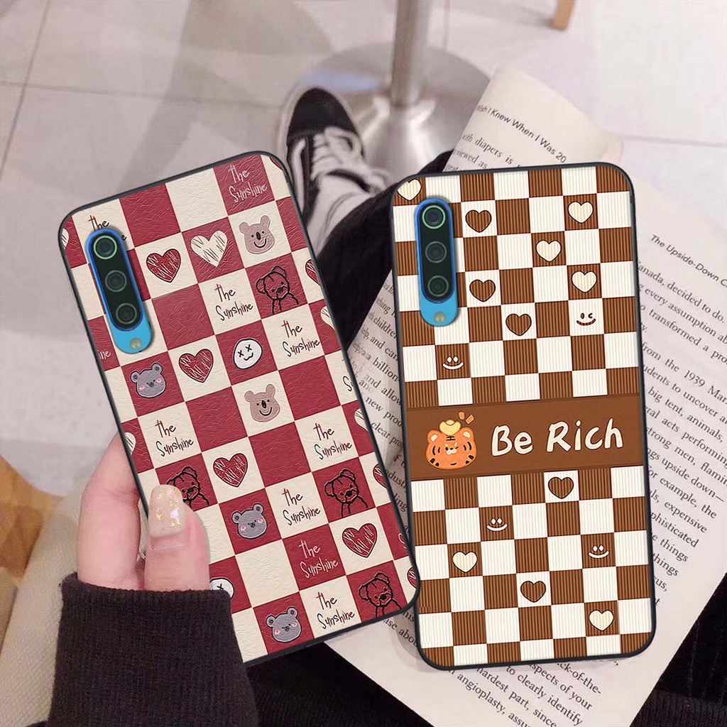 Ốp Xiaomi Mi 9 SE gấu Bear rick caro vuông thời trang siêu đẹp