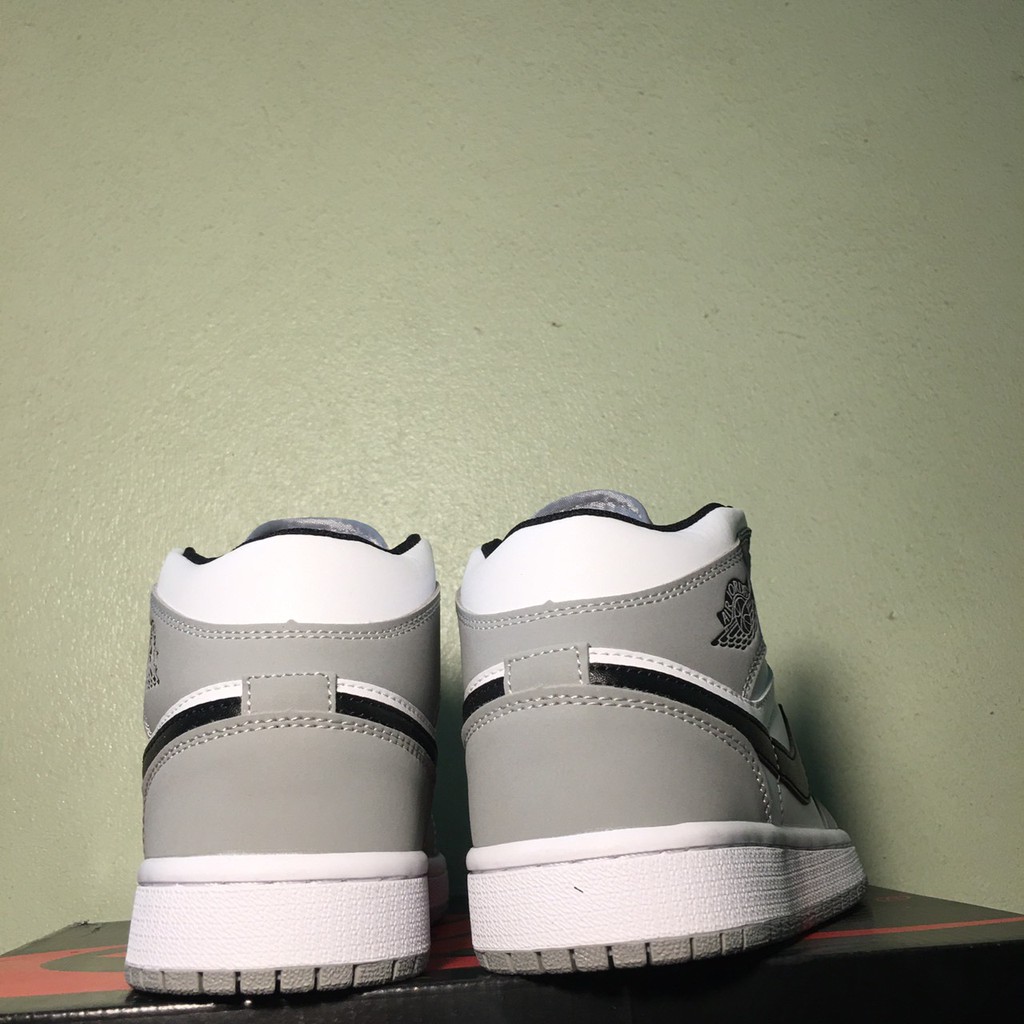 [JD1 Chuẩn 11] Jordan 1 Cổ Cao Mid Older Kids' Shoe Xám Trắng - Giày Thể Thao | BigBuy360 - bigbuy360.vn
