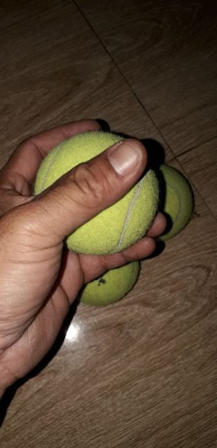 Một quả banh tenis đã qua sử dụng nhưng vẫn còn đẹp