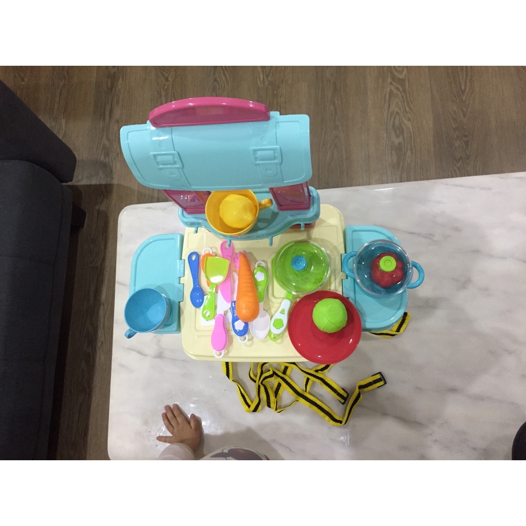 Đồ chơi nhà bếp dạng cặp balo có thể lắp thành một quầy bếp thu nhỏ cao 57 cm cho các đầu bếp tí hon