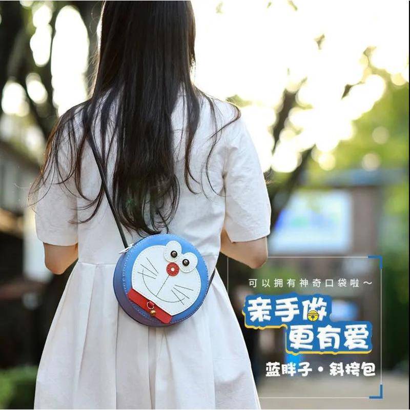 Túi Đeo Chéo Thêu Hình Doraemon Đáng Yêu Cho Nữ