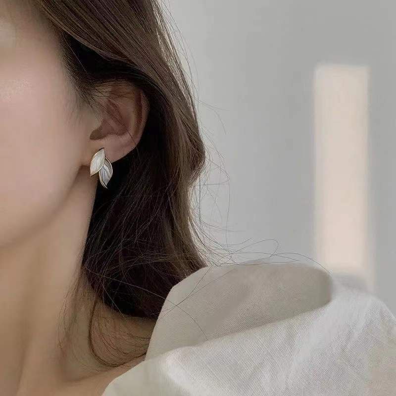 Bông tai thiết kế hình lá đơn giản sành điệu