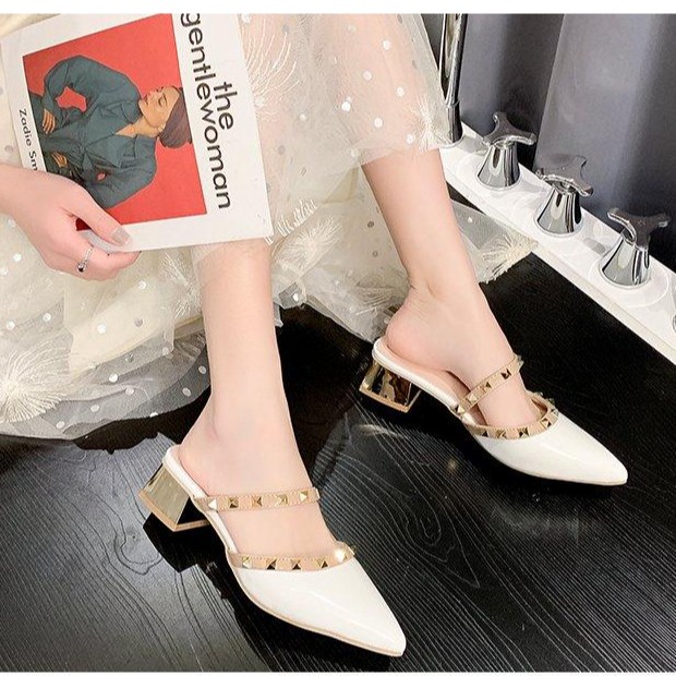 Giày sục cao gót da bóng quai chéo tán đinh gót vuông 3,5p