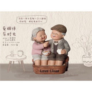Tượng ông bà ngâm chân thư giãn