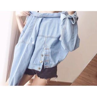 Áo khoác jean nữ có nút xẻ lưng