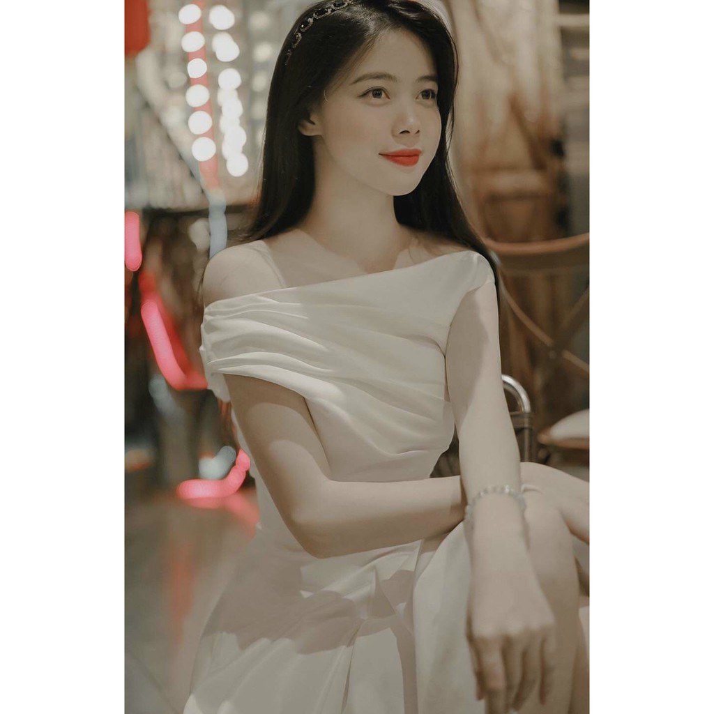 Đầm lệch vai phối bèo kèm ghim cài vải phi lụa 2 màu cực sang [ Váy trắng dự Tiệc ] | BigBuy360 - bigbuy360.vn