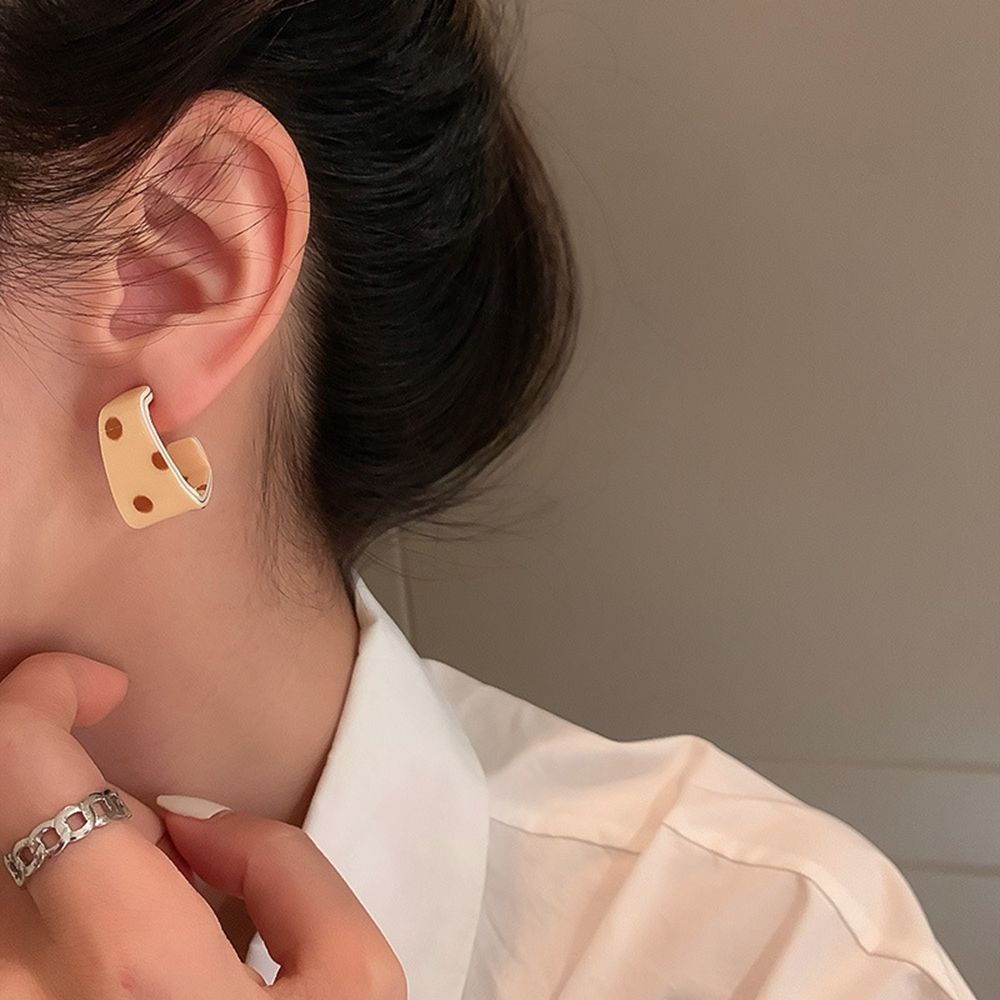 Hoa tai hình chữ C in chấm bi kiểu Hàn sành điệu cho nữ