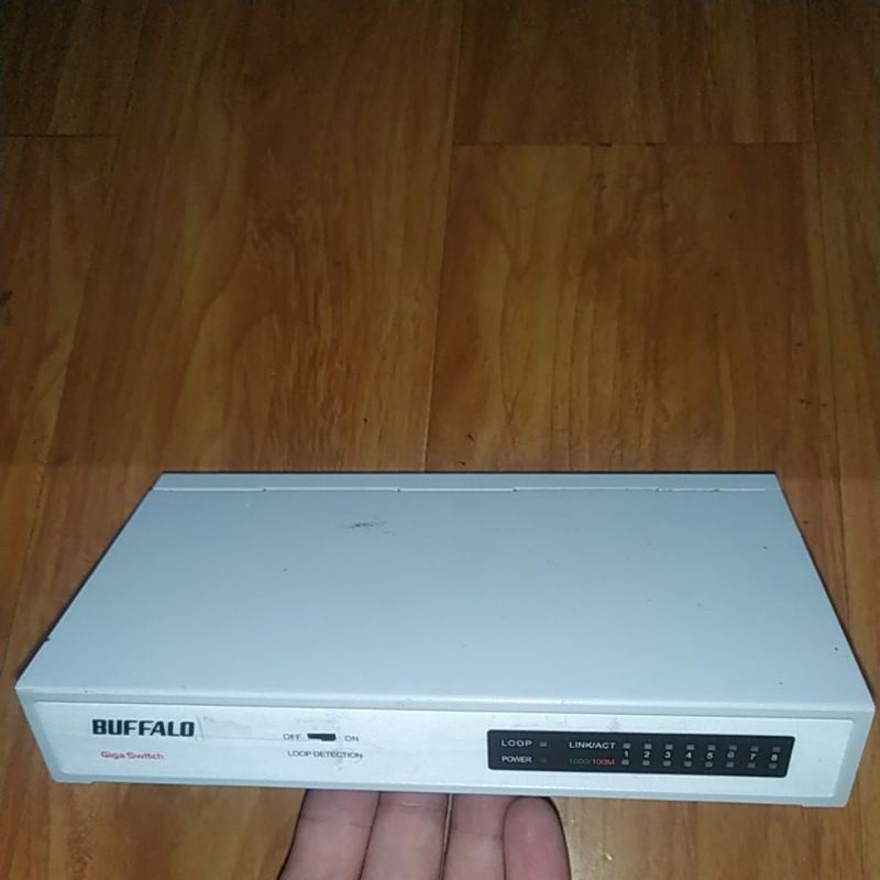 Bộ chia mạng switch CISCO / BUFFALO 8 cổng gigabit 10/100/1000. Hàng cũ đã qua sử dụng.