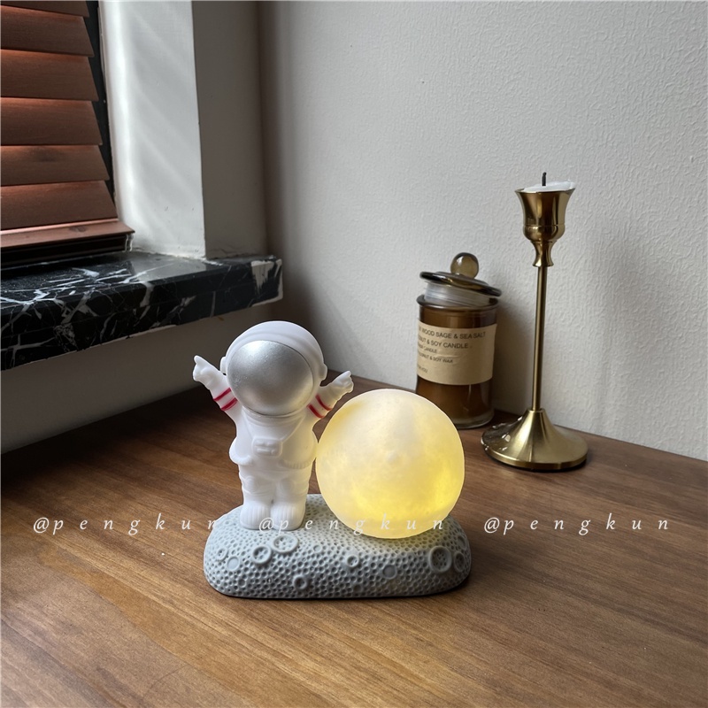 Đèn ngủ bảo vệ mắt hình phi hành gia và mặt trăng xinh xắn trang trí cho nhà cửa