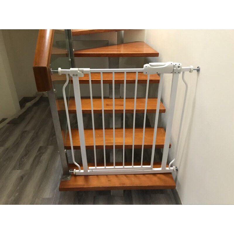 CHẶN CỬA CẦU THANG AN TOÀN CHO BÉ