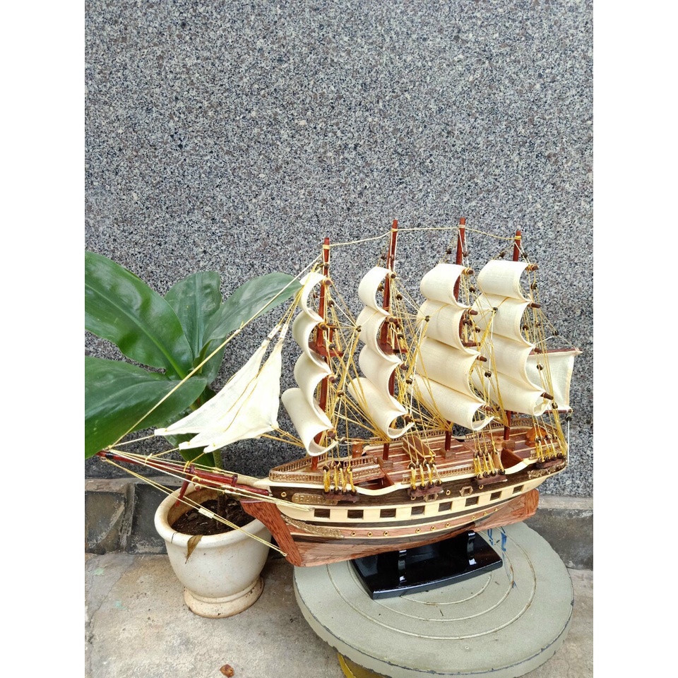 Mô hình thuyền buồm FRANCE - Thân tàu dài 40cm - Buồm Trắng Vàng - Gỗ Còng tự nhiên