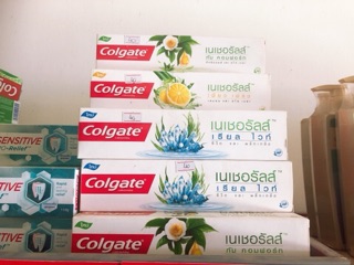 Kem đánh răng Colgate Natural Tea Tree Oil & Aloe
