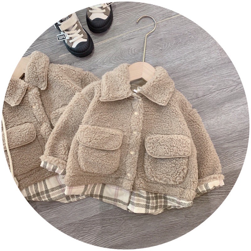 ÁO KHOÁC KẺ CỔ LÔNG CHO BÉ