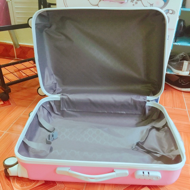 Vali chuẩn fom size 22 màu hồng xinh yêu được làm từ chất liệu nhựa dẻo PE, KT 55x38x25cm, vali chịu lực chống chầy vỡ..
